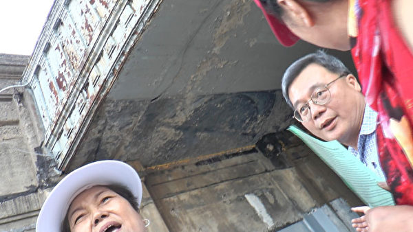 「法拉盛守望互助隊」隊長、全球華人反X教聯盟理事長朱立創(男)匆匆趕來,對正在和記者說話的「紅馬甲」張某小聲說道:「109社區警察來了!」(陳曉天/大紀元) 「法拉盛守望互助隊」隊長、全球華人反X教聯盟理事長朱立創(男)匆匆趕來,對正在和記者說話的「紅馬甲」張某小聲說道:「109社區警察來了!」(陳曉天/大紀元)