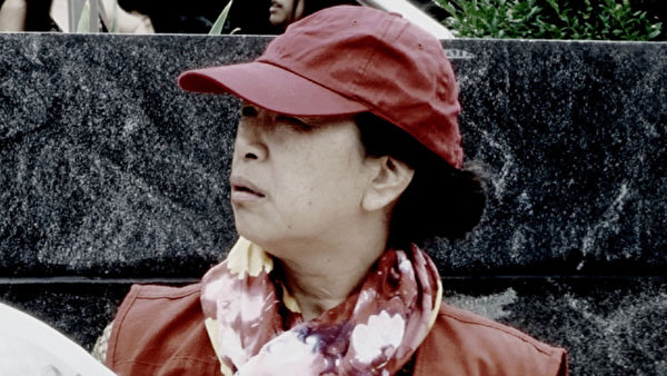 這位自稱姓張的「紅馬甲」,說自己是拿旅遊簽證來到的美國。(陳曉天/大紀元) 這位自稱姓張的「紅馬甲」,說自己是拿旅遊簽證來到的美國。(陳曉天/大紀元)