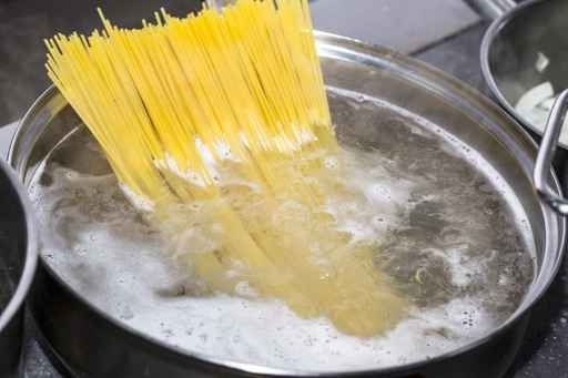 来到陌生国家。路边摊的食物能吃吗?(fotolia) 来到陌生国家。路边摊的食物能吃吗?(fotolia)