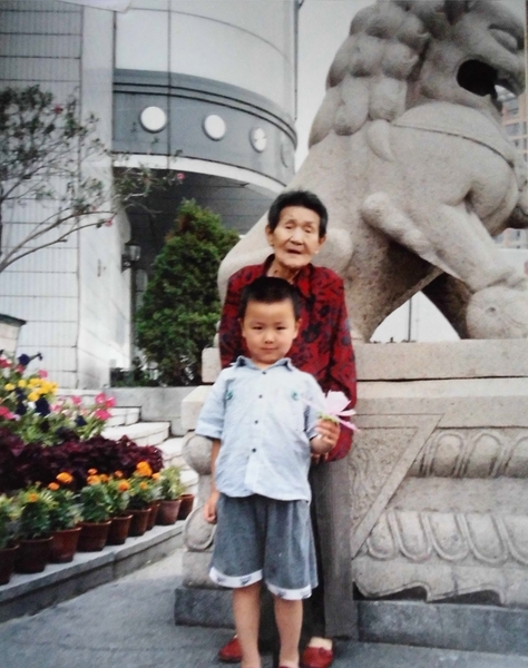 太姥和李泓翔。(明慧网) 太姥和李泓翔。(明慧网)