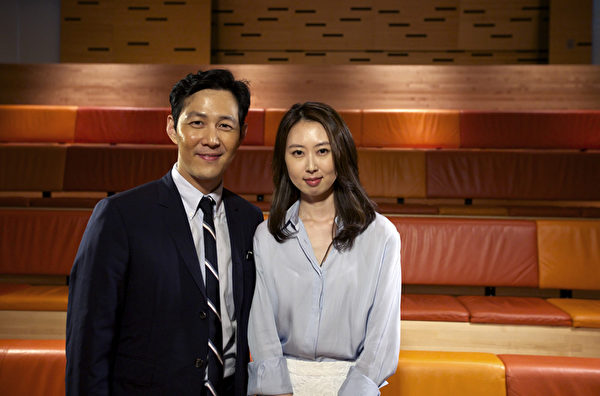 韓國電影《觀相》中首陽大君的扮演者李政宰(左)接受新唐人電視臺《韓流世界》、《ESTAR韓流風》主持人慧秀的專訪。(圖片來源: 新唐人電視台提供) 韓國電影《觀相》中首陽大君的扮演者李政宰(左)接受新唐人電視臺《韓流世界》、《ESTAR韓流風》主持人慧秀的專訪。(圖片來源: 新唐人電視台提供)