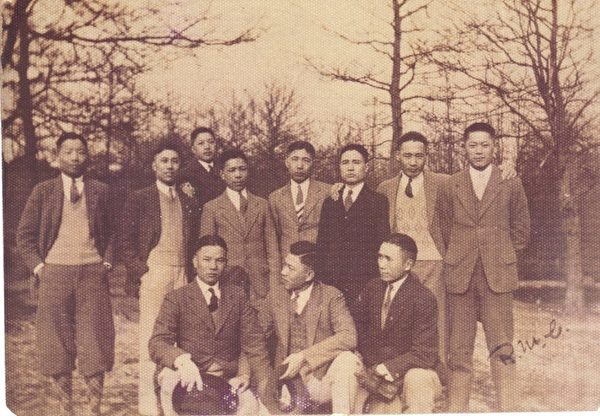 第一批留英的黃埔畢業生。國民革命軍北伐成功後。北伐軍總司令蔣介石立即在黃埔六期畢業生中，考選了成績最優之十一位，於1929年送入當時全世界最有名的英國桑赫斯特軍校﹝即英國皇家軍校﹞去留學，這張照片是這全體留學生於入學後不久在校園內拍攝。時間點應該是1929年秋天，亦或是1930年春天。因年代久遠，照片與人名已無從核對，只知道我父親謝肇齊是中排站立者左邊數來第三位。我手中現有之資料，已查出其餘十位留學生之名單如下，陳平階，林潞生，陳廷縝，胡獻群，胡光熹，倪福欣，竇濟華，封成林，李申之，與嚴伯俊。