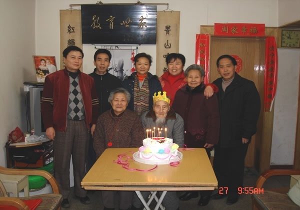 陳廷縝將軍在世超過一世紀，這是他百歲生辰時與兒孫之合照。中坐者即兩佬陳廷縝與陸素影夫婦。陳廷縝將軍於104歲辭世。