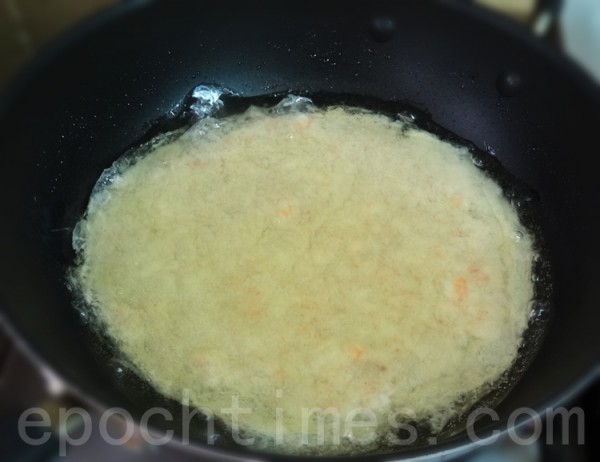 炸成金黃的「月亮蝦餅」，未切片前像一輪金黃的圓月，因而得名。(攝影：彩霞/大紀元)