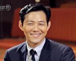 李政宰(Lee Jung Jae)是90年代轟動全韓國的花樣男子，現在雖然已經40多歲了，還是被評為最適合穿西裝的時尚明星。(新唐人截圖)