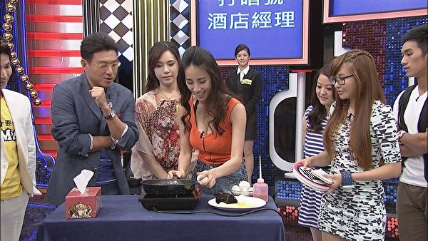 瑶瑶对煎蛋占卜跃跃欲试。(中天提供) 瑶瑶对煎蛋占卜跃跃欲试。(中天提供)