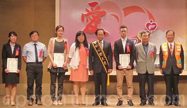 财团法人肝病防治学术基金会9日在台北举行20周年庆,活动中颁发肝病防治研究奖助金给获奖者。(钟元/大纪元) 财团法人肝病防治学术基金会9日在台北举行20周年庆,活动中颁发肝病防治研究奖助金给获奖者。(钟元/大纪元)