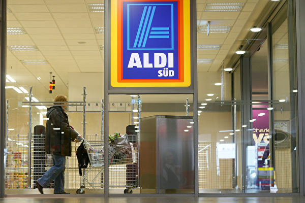德國廉價連鎖超市Aldi，創始人阿爾布雷希特（Karl Albrecht）成德國首富。圖為法蘭克福附近的Ruesselsheim市的Aldi超市。（Ralph Orlowski/Getty Images）