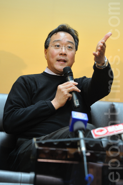 国际知名音乐家马友友16岁时,没有继续留在音乐学院,而是选择进入哈佛大学学习人文。(宋祥龙/大纪元) 国际知名音乐家马友友16岁时,没有继续留在音乐学院,而是选择进入哈佛大学学习人文。(宋祥龙/大纪元)