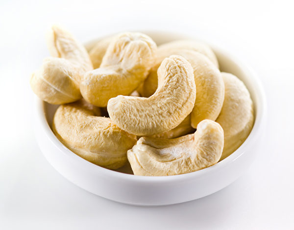 选购外观颜色比较淡的低温处理的坚果(图片来源:Fotolia) 选购外观颜色比较淡的低温处理的坚果(图片来源:Fotolia)
