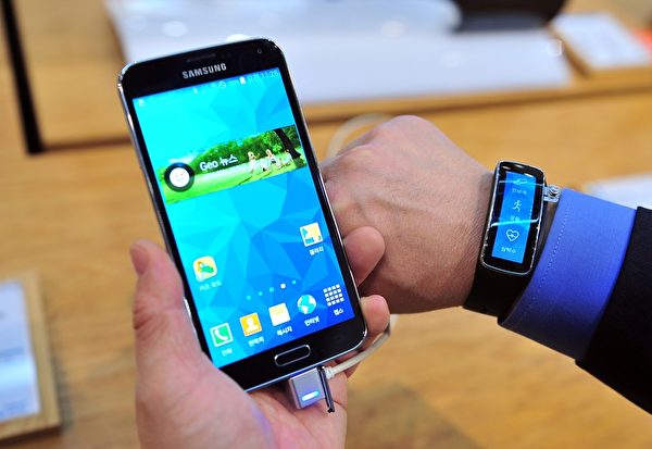 三星Galaxy S5设计采用全新的“睛点皮革触感”,有防指纹与不易磨损的特点,手机脏了还可以直接水洗。(AFP) 三星Galaxy S5设计采用全新的“睛点皮革触感”,有防指纹与不易磨损的特点,手机脏了还可以直接水洗。(AFP)