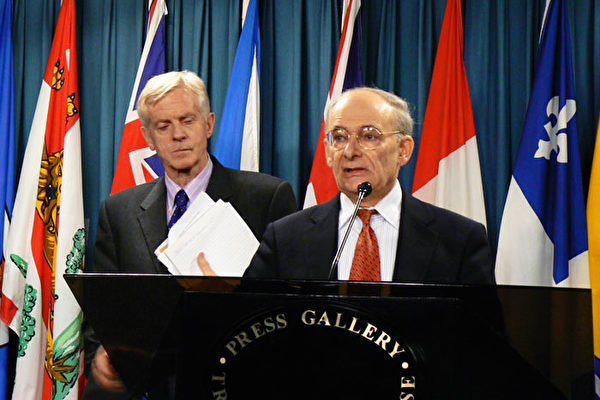2006年7月6日,加拿大前亚太司司长、资深国会议员大卫·乔高(David Kilgour)(左)和国际人权律师大卫·麦塔斯(David Matas)(右)组成的独立调查组向媒体公开了“关于调查指控中共摘取法轮功学员器官的报告”。在当天的新闻发布会上,麦塔斯将活体摘取法轮功学员器官的行为称为“这个星球上前所未有的邪恶”。(明慧网) 2006年7月6日,加拿大前亚太司司长、资深国会议员大卫·乔高(David Kilgour)(左)和国际人权律师大卫·麦塔斯(David Matas)(右)组成的独立调查组向媒体公开了“关于调查指控中共摘取法轮功学员器官的报告”。在当天的新闻发布会上,麦塔斯将活体摘取法轮功学员器官的行为称为“这个星球上前所未有的邪恶”。(明慧网)