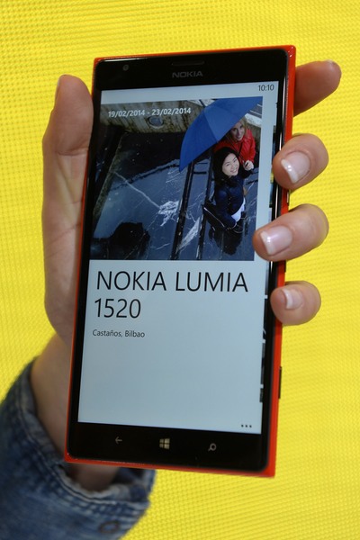 Nokia Lumia 1520是首支Windows系统的智能平板手机(Phone + Tablet = Phablet)。超大萤幕有更多空间可以放进更多的应用程序和Live Tiles。(LLUIS GENE/AFP/Getty Images) Nokia Lumia 1520是首支Windows系统的智能平板手机(Phone + Tablet = Phablet)。超大萤幕有更多空间可以放进更多的应用程序和Live Tiles。(LLUIS GENE/AFP/Getty Images)