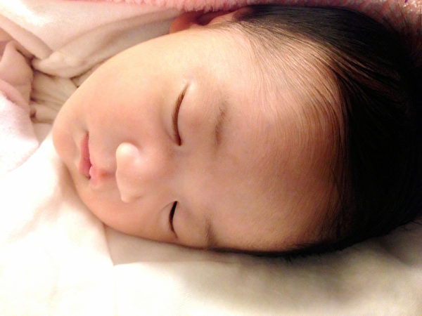 陳曉東鄭重公布女兒中文名為陳芷霖,英文是Kathelyn Chan。(陳曉東微博提供) 陳曉東鄭重公布女兒中文名為陳芷霖,英文是Kathelyn Chan。(陳曉東微博提供)