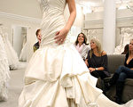 组图：纽约时尚总监教新娘对婚纱说Yes