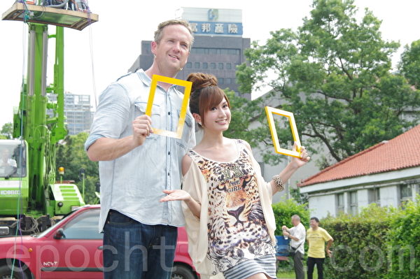 主持人提姆蕭、翁滋蔓於2014年8月9日在台北參與舉辦大型街頭科學實驗秀。(黃宗茂/大紀元) 主持人提姆蕭、翁滋蔓於2014年8月9日在台北參與舉辦大型街頭科學實驗秀。(黃宗茂/大紀元)