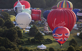 组图：欧洲热气球节 英国小镇热闹登场　