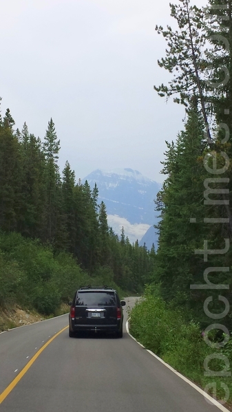 卡维尔山是落矶山中一座美丽非凡的山峰,海拔3360米,位于嘉士伯镇以南大约27公里处。短短的距离却需要至少40分钟的车程。 (王颖/大纪元) 卡维尔山是落矶山中一座美丽非凡的山峰,海拔3360米,位于嘉士伯镇以南大约27公里处。短短的距离却需要至少40分钟的车程。 (王颖/大纪元)
