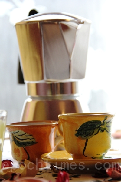 使用摩卡壶Moka pot煮咖啡(ALEX/大纪元) 使用摩卡壶Moka pot煮咖啡(ALEX/大纪元)