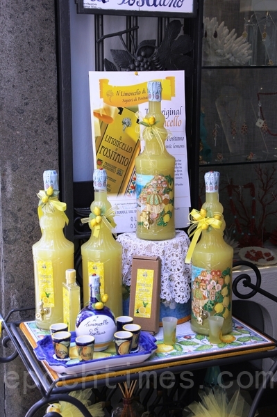 在Positano小鎮的檸檬香甜酒limocello專賣店（ALEX／大紀元）