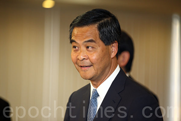 民主党8月15日与中联办主任张晓明在政府总部会面后,特首梁振英突然高调宣布参加反“占中签名”,被批评为激化矛盾。(潘在殊/大纪元) 民主党8月15日与中联办主任张晓明在政府总部会面后,特首梁振英突然高调宣布参加反“占中签名”,被批评为激化矛盾。(潘在殊/大纪元)