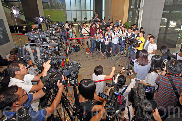 在香港政府的安排下,民主党8月15日与中联办主任张晓明在政府总部会面,民主党会后表示,如果没有真普选必定参与“占中”。(潘在殊/大纪元) 在香港政府的安排下,民主党8月15日与中联办主任张晓明在政府总部会面,民主党会后表示,如果没有真普选必定参与“占中”。(潘在殊/大纪元)