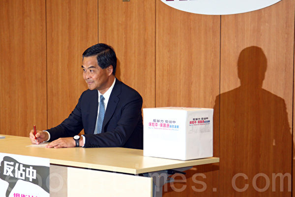 民主党8月15日与中联办主任张晓明在政府总部会面后,特首梁振英突然高调宣布参加反“占中签名”,被批评为激化矛盾。(潘在殊/大纪元) 民主党8月15日与中联办主任张晓明在政府总部会面后,特首梁振英突然高调宣布参加反“占中签名”,被批评为激化矛盾。(潘在殊/大纪元)