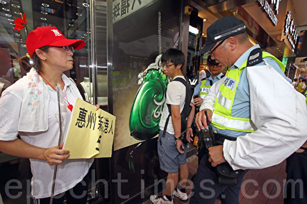 在8月17日香港親共勢力大搞的反「佔中」遊行中,有不滿的市民沖擊遊行隊伍,遭到遊行人士的圍攻,警方更當街用手銬銬起市民將近半個小時。(潘在殊/大紀元) 在8月17日香港親共勢力大搞的反「佔中」遊行中,有不滿的市民沖擊遊行隊伍,遭到遊行人士的圍攻,警方更當街用手銬銬起市民將近半個小時。(潘在殊/大紀元)