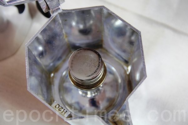 使用方式1,将水倒入上壶至标有H2O的字样(勿超过此处)(ALEX/大纪元) 使用方式1,将水倒入上壶至标有H2O的字样(勿超过此处)(ALEX/大纪元)