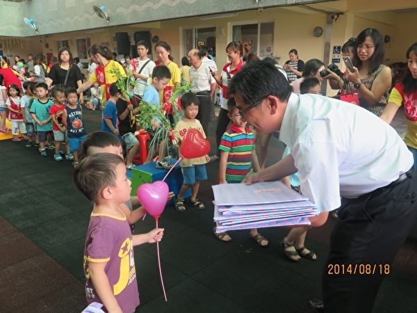 簡松樹鄉長致贈幼兒小禮物及氣球與幼兒同樂。(五結鄉公所提供) 簡松樹鄉長致贈幼兒小禮物及氣球與幼兒同樂。(五結鄉公所提供)