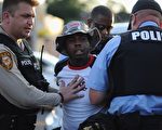 佛格森19日爆发新一波冲突,导致6人受伤,31人被捕。(Michael B. Thomas/AFP/Getty Images)