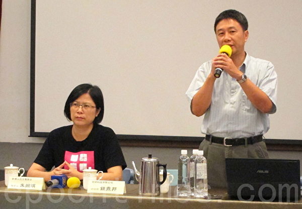 由财团法人二二八事件纪念基金会、二二八国家纪念馆主办的2014年第二季228人权影展,日前举行《自由中国》放映会,并邀请新唐人亚太电视台发言人朱婉琪(左)、智研科技总经理钟鼎邦(右)担任与谈人,他们与观众进行映后座谈。(钟元/大纪元) 由财团法人二二八事件纪念基金会、二二八国家纪念馆主办的2014年第二季228人权影展,日前举行《自由中国》放映会,并邀请新唐人亚太电视台发言人朱婉琪(左)、智研科技总经理钟鼎邦(右)担任与谈人,他们与观众进行映后座谈。(钟元/大纪元)
