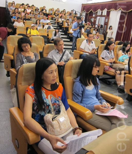 由财团法人二二八事件纪念基金会、二二八国家纪念馆主办的2014年第二季228人权影展,日前举行《自由中国》放映会,并邀请新唐人亚太电视台发言人朱婉琪、智研科技总经理钟鼎邦担任与谈人,他们与观众进行映后座谈。(钟元/大纪元) 由财团法人二二八事件纪念基金会、二二八国家纪念馆主办的2014年第二季228人权影展,日前举行《自由中国》放映会,并邀请新唐人亚太电视台发言人朱婉琪、智研科技总经理钟鼎邦担任与谈人,他们与观众进行映后座谈。(钟元/大纪元)