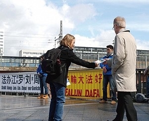 柏林法轮功学员常年坚持在亚诺维兹桥上演示功法、发真相传单。(图:明慧网) 柏林法轮功学员常年坚持在亚诺维兹桥上演示功法、发真相传单。(图:明慧网)