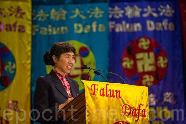 張玉寰(音)在發言中說:「修煉前我是吃不了、喝不了、睡不著、走不動,現在好了,師父給清理了,能吃、能喝、能睡,走路生風。」 (艾文/大紀元)
張玉寰(音)在發言中說:「修煉前我是吃不了、喝不了、睡不著、走不動,現在好了,師父給清理了,能吃、能喝、能睡,走路生風。」 (艾文/大紀元)