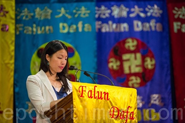 張朱迪(音)通過專心學法,與其他學員交流,向內心去找自己的問題,張小姐開始認識到自己急於做成事,急於顯示個人等人心。(艾文/大紀元) 張朱迪(音)通過專心學法,與其他學員交流,向內心去找自己的問題,張小姐開始認識到自己急於做成事,急於顯示個人等人心。(艾文/大紀元)