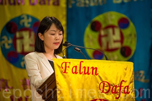 譚玲(音)小姐2011年開始修煉法輪功,工作中一件小事使她對修煉中的「善」和「忍」有了更深刻的理解。(艾文/大紀元) 譚玲(音)小姐2011年開始修煉法輪功,工作中一件小事使她對修煉中的「善」和「忍」有了更深刻的理解。(艾文/大紀元)