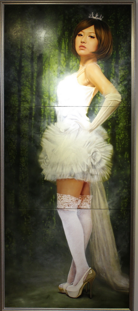 汤和宪《幸福肖像——白光女孩 3-1,2,3》Portrayal of Felicity-Ages of White Light3-1,布面油画 Oil on Canvas,91.0x72.5c mx3 ,2013(周道/大纪元)
汤和宪《幸福肖像——白光女孩 3-1,2,3》Portrayal of Felicity-Ages of White Light3-1,布面油画 Oil on Canvas,91.0x72.5c mx3 ,2013(周道/大纪元)