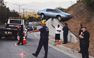 美加州離奇車禍 汽車「飛」上牆頭不下來