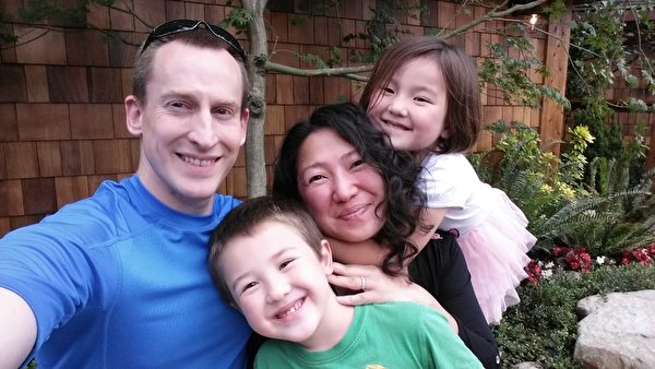 馬克夫婦和兒子、女兒的幸福合影(明慧網) 馬克夫婦和兒子、女兒的幸福合影(明慧網)