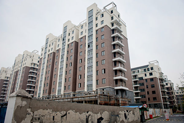 2016年5月27日，信达地产股份有限公司以123亿元（人民币，下同）拍下杭州滨江区奥体核心区的地块，创下今年杭州总价、单价双料地王。图为杭州一组公寓施工现场。（STR／AFP）