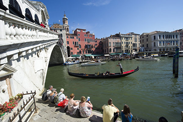 威尼斯贡朵拉将穿过里亚托桥。（Marco Secchi／Getty Images）