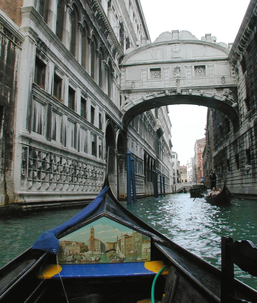 威尼斯贡朵拉将穿过叹息桥。（Marco Secchi／Getty Images） 