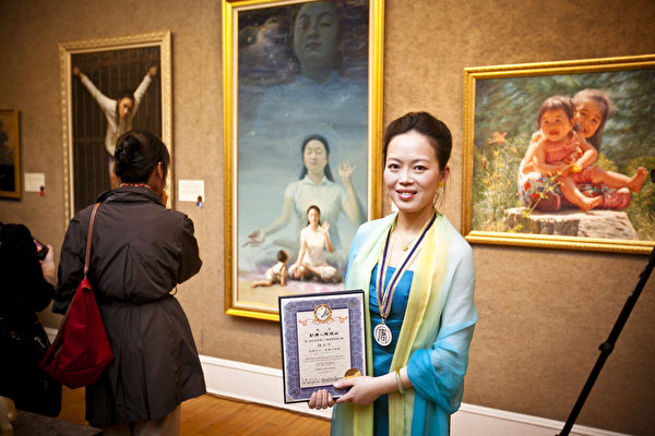 2011年第三屆全世界華人人物寫實油畫大賽金獎得主陳肖平在畫作前留影。(愛德華/大紀元) 2011年第三屆全世界華人人物寫實油畫大賽金獎得主陳肖平在畫作前留影。(愛德華/大紀元)