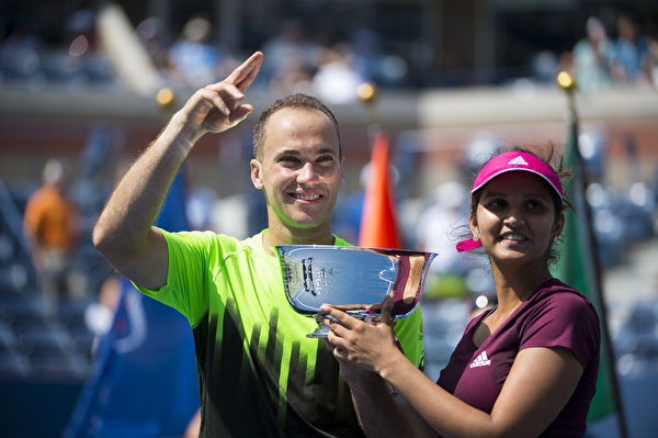 9月5日,混合双打决赛,头号种子选手印度选手萨尼亚米尔扎(Sania Mirza )和巴西人布鲁诺·苏亚雷斯(Bruno Soares)击败美国的阿比盖尔·斯皮尔斯(Abigail Spears)和墨西哥的圣地亚哥·冈萨雷斯(Santiago Gonzalez)获得冠军。(戴兵/大纪元) 9月5日,混合双打决赛,头号种子选手印度选手萨尼亚米尔扎(Sania Mirza )和巴西人布鲁诺·苏亚雷斯(Bruno Soares)击败美国的阿比盖尔·斯皮尔斯(Abigail Spears)和墨西哥的圣地亚哥·冈萨雷斯(Santiago Gonzalez)获得冠军。(戴兵/大纪元)