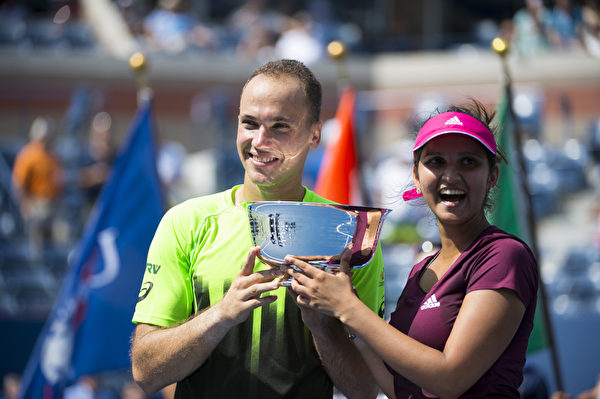 9月5日,混合双打决赛,头号种子选手印度选手萨尼亚米尔扎(Sania Mirza )和巴西人布鲁诺·苏亚雷斯(Bruno Soares)击败美国的阿比盖尔·斯皮尔斯(Abigail Spears)和墨西哥的圣地亚哥·冈萨雷斯(Santiago Gonzalez)获得冠军。(戴兵/大纪元) 9月5日,混合双打决赛,头号种子选手印度选手萨尼亚米尔扎(Sania Mirza )和巴西人布鲁诺·苏亚雷斯(Bruno Soares)击败美国的阿比盖尔·斯皮尔斯(Abigail Spears)和墨西哥的圣地亚哥·冈萨雷斯(Santiago Gonzalez)获得冠军。(戴兵/大纪元)