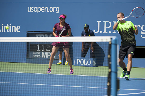 9月5日,混合双打决赛,头号种子选手印度选手萨尼亚米尔扎(Sania Mirza )和巴西人布鲁诺·苏亚雷斯(Bruno Soares)击败美国的阿比盖尔·斯皮尔斯(Abigail Spears)和墨西哥的圣地亚哥·冈萨雷斯(Santiago Gonzalez)获得冠军。(戴兵/大纪元) 9月5日,混合双打决赛,头号种子选手印度选手萨尼亚米尔扎(Sania Mirza )和巴西人布鲁诺·苏亚雷斯(Bruno Soares)击败美国的阿比盖尔·斯皮尔斯(Abigail Spears)和墨西哥的圣地亚哥·冈萨雷斯(Santiago Gonzalez)获得冠军。(戴兵/大纪元)