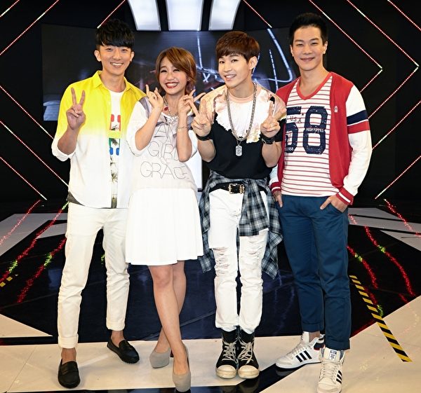 Henry与主持人怀秋、Mc40及LULU大合照。(三立提供) Henry与主持人怀秋、Mc40及LULU大合照。(三立提供)