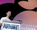 西南大学学生Dennis Ai2013年在苹果开发者大会上展示他开发的应用软件。（SAUL LOEB/AFP/Getty Images）