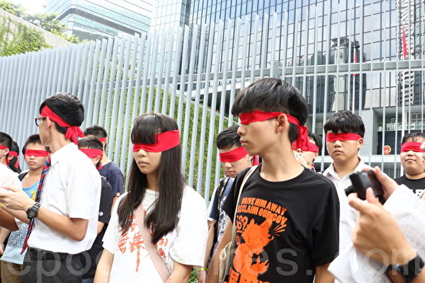 学民思潮星期六(9月13日)宣布发动中学生9月26日罢课一天参加集会,抗议中共人大封杀香港真普选。(蔡雯文/大纪元) 学民思潮星期六(9月13日)宣布发动中学生9月26日罢课一天参加集会,抗议中共人大封杀香港真普选。(蔡雯文/大纪元)